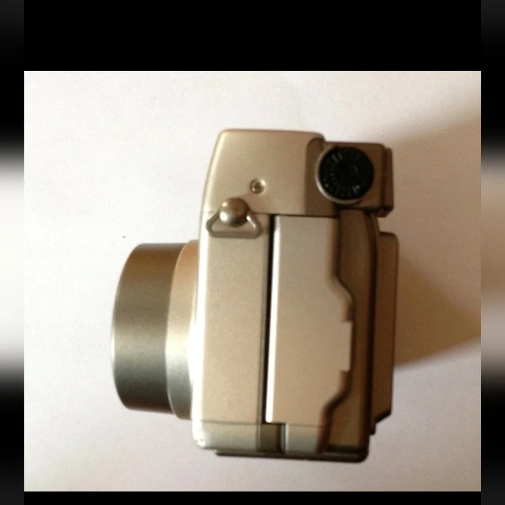 Olympus C-3020 Zoom 3.2MP Digital Camera - Metallic Silver USB Connect